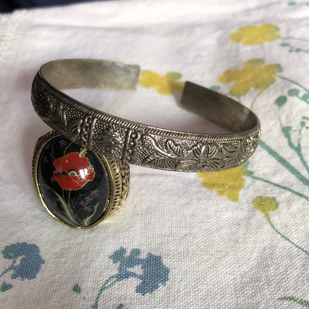 Adjustable metal bangle